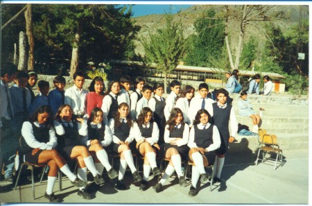 Alumnos del 8° año de 1999, con su profesora jefe Mónica Zeballos. Escuela Concentración Fronteriza de Tulahuén (Donante: Profesora Mónica Zeballos)