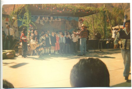Coro de La Escuela de Tulahuén, amenizando el concurso comunal dirigido por el profesor Daniel Valenzuela, año 1999 (Donante: Blanca Rojas).