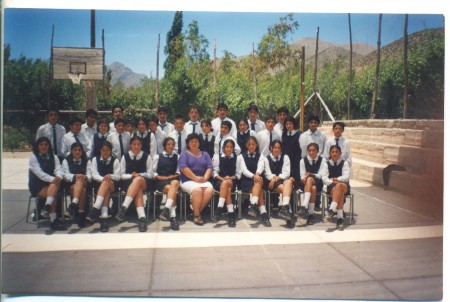 Alumnos de 8° año básico, año 2001, junto a la profesora jefe Mónica Zeballos, Escuela de Tulahuén (Donante: Mónica Zeballos)