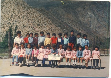Alumnos nivel transición año 1987, de la Esc. Concentración Fronteriza de Tulahuén, con la tía Gloria Mieres (Donante, Sergio Narea Jofré).