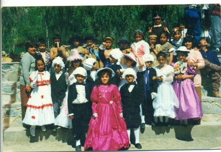 Alumnos posando para una fotografía vestidos a la  usanza antigua, después del acto de celebración del aniversario del pueblo.(12 de octubre). (Donante: Mónica Zeballos).-