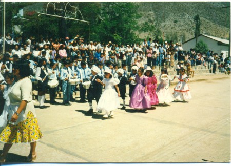 Acto de octubre, año 1993 en plaza de Tulahuén (Donante: Mónica Zeballos).-